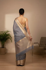 linen saree back pose