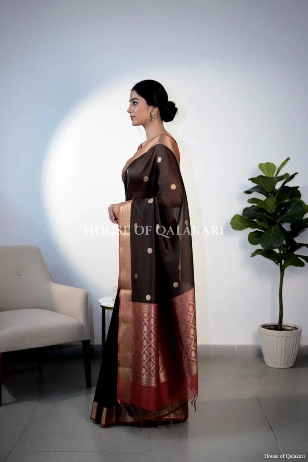 chanderi cotton saree side pose