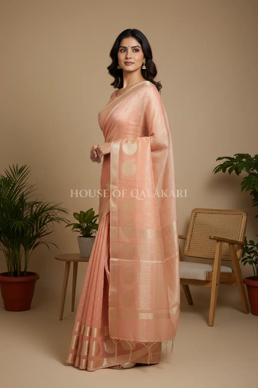 linen saree side pose