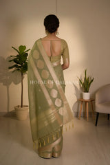 linen saree back pose