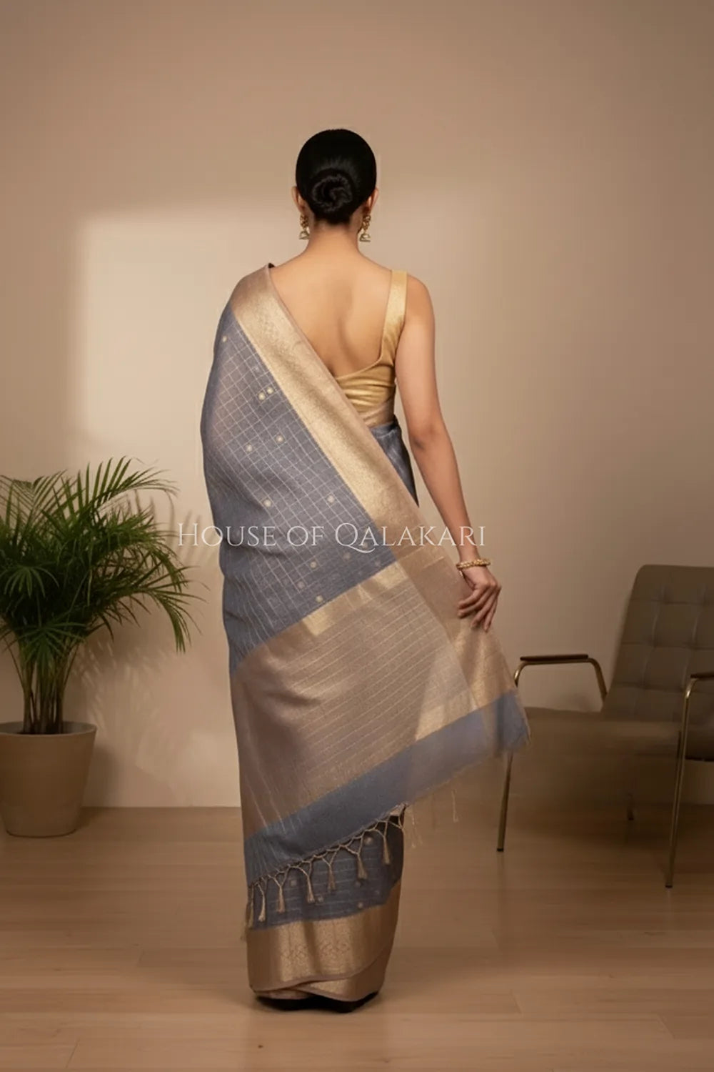 linen saree back pose