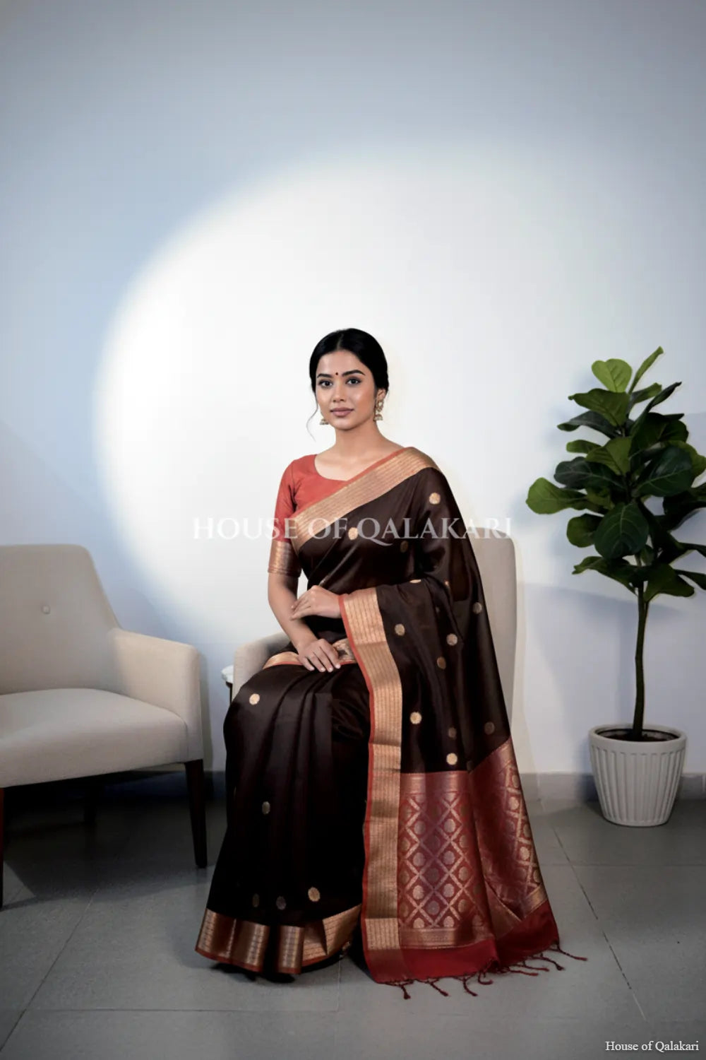 chanderi cotton saree sitting pose