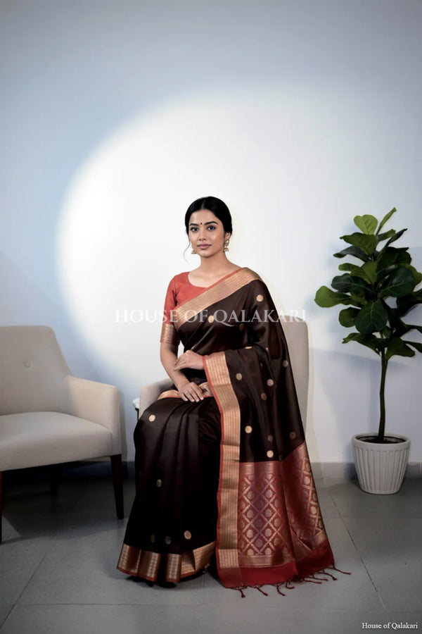 chanderi cotton saree sitting pose
