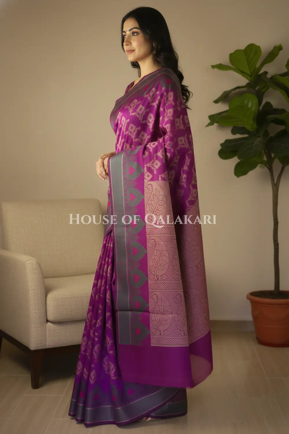 mulmul cotton patola saree side pose