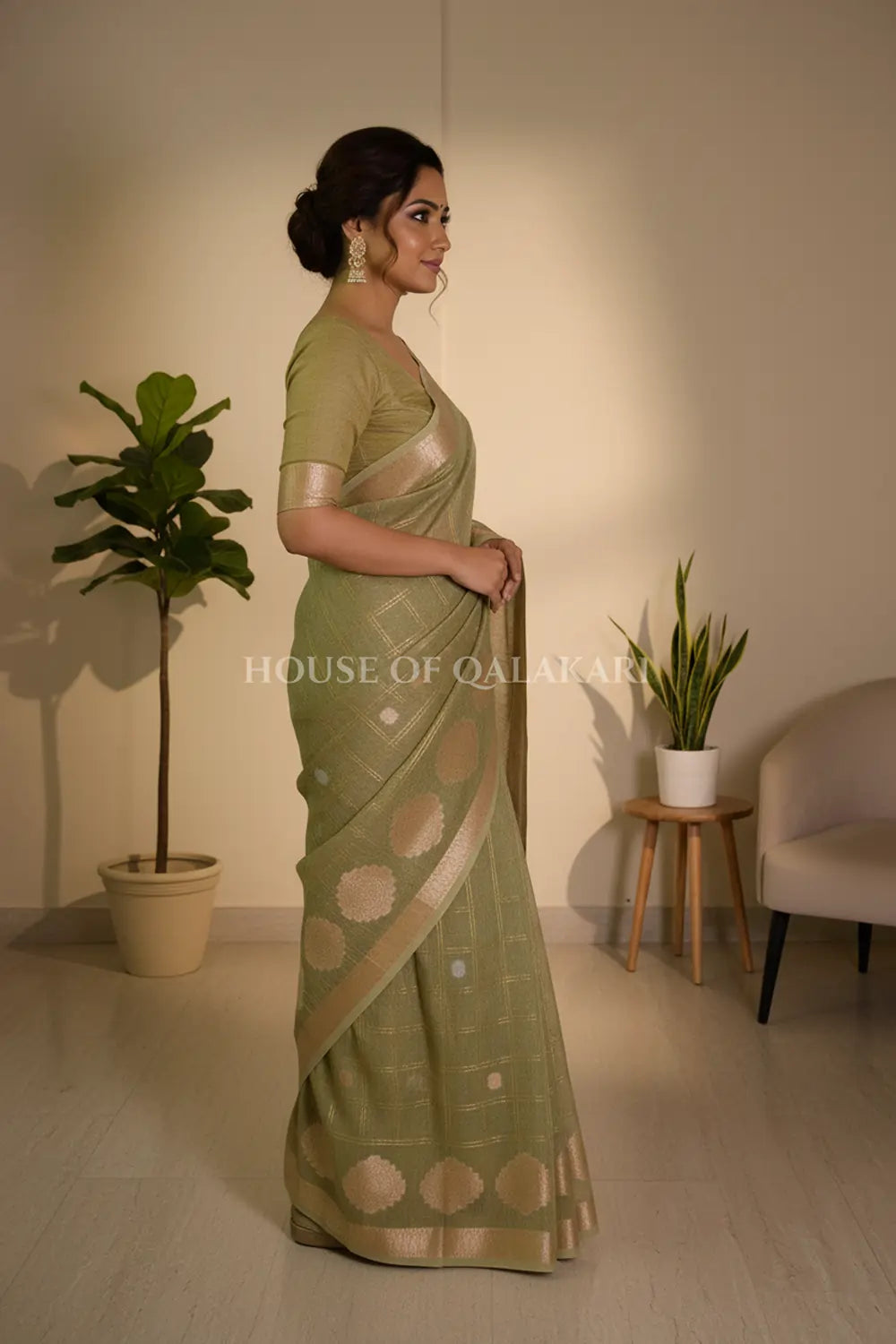 linen saree side pose