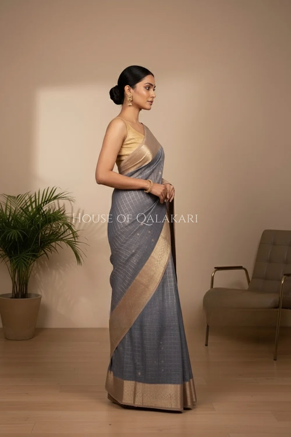 linen saree side pose