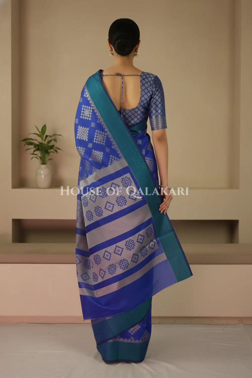 mulmul cotton patola saree back pose