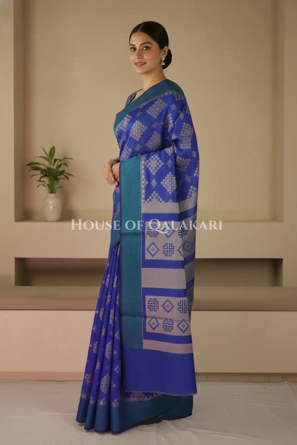 mulmul cotton patola saree side pose