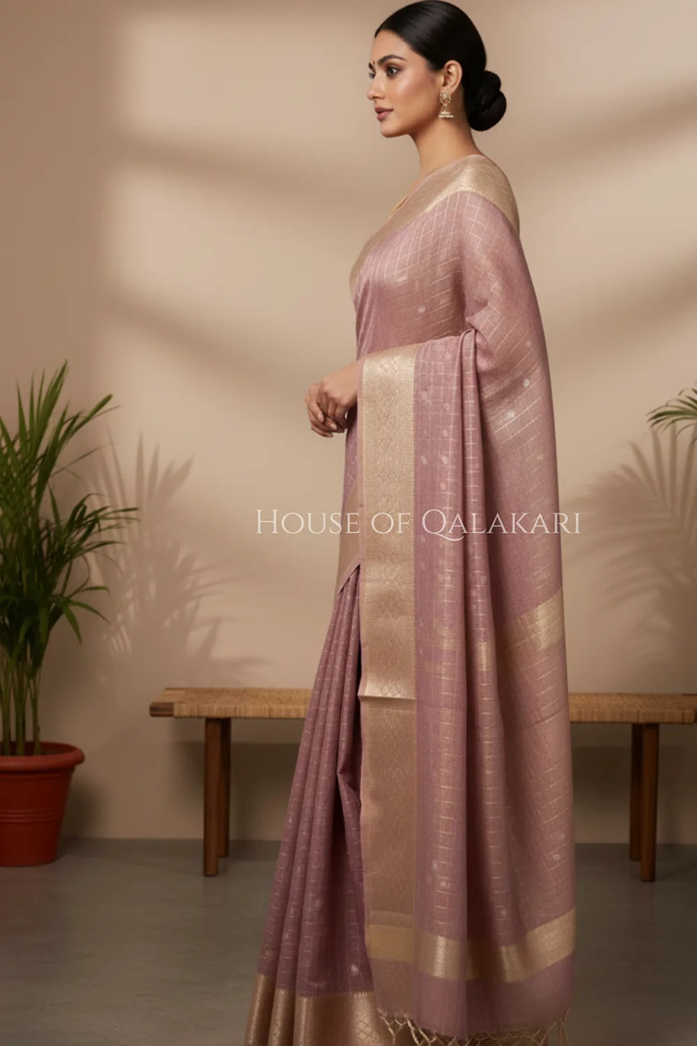 linen saree side pose
