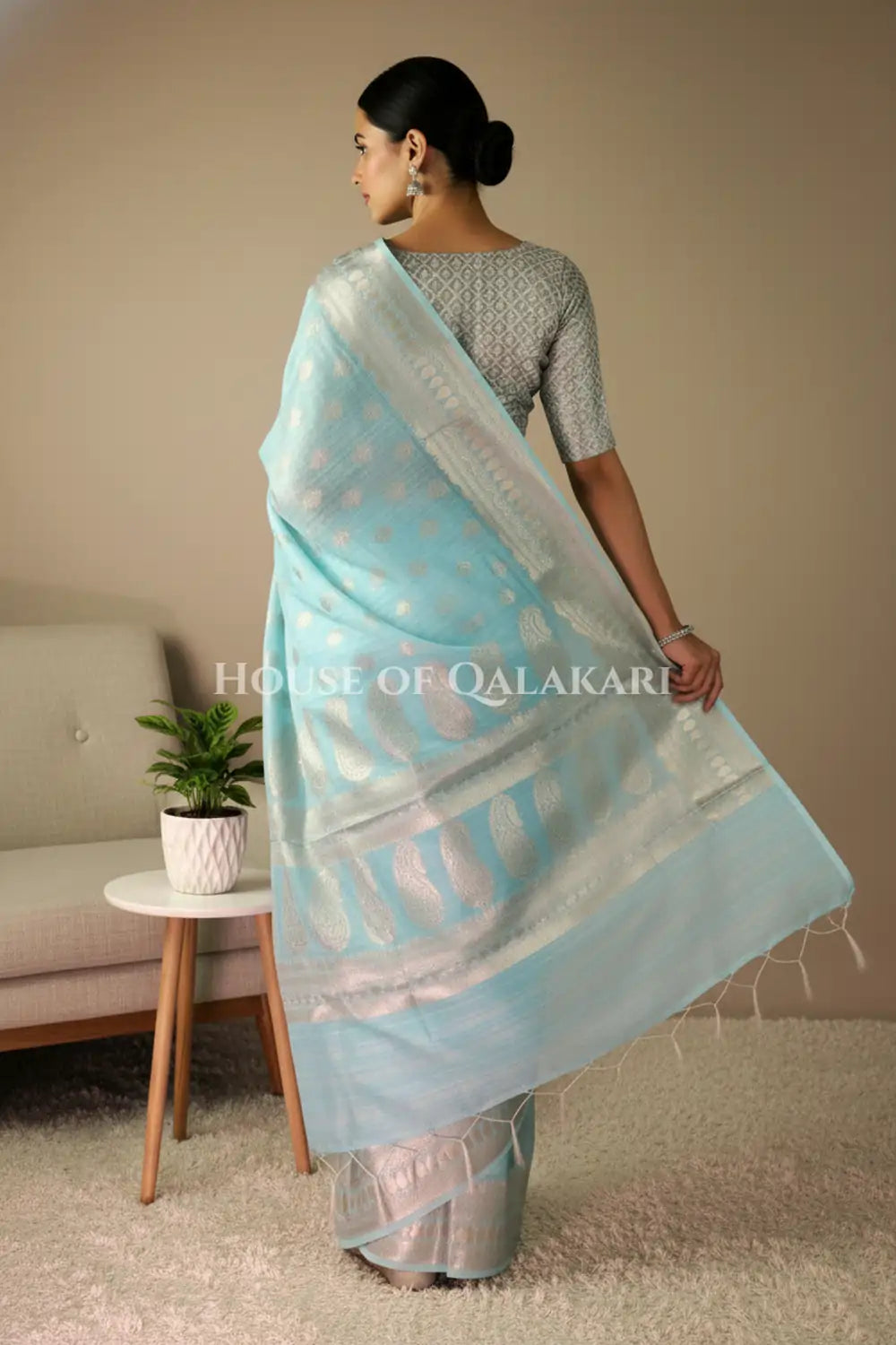 cotton saree back pose