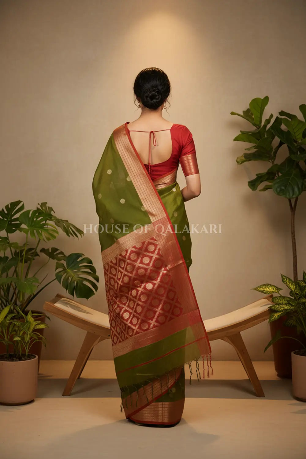 chanderi cotton saree back pose