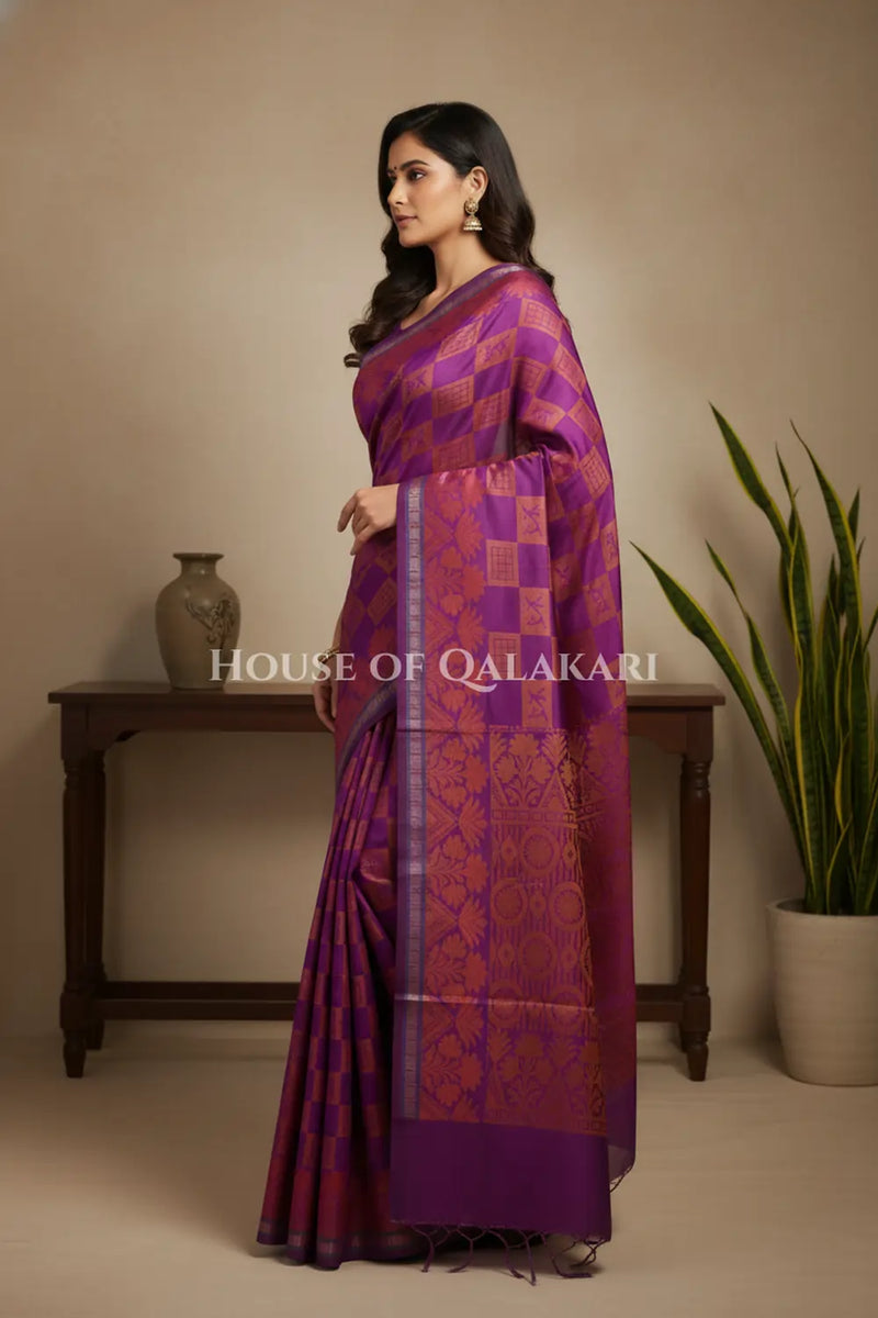mulmul cotton patola saree side pose