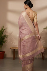 linen saree back pose